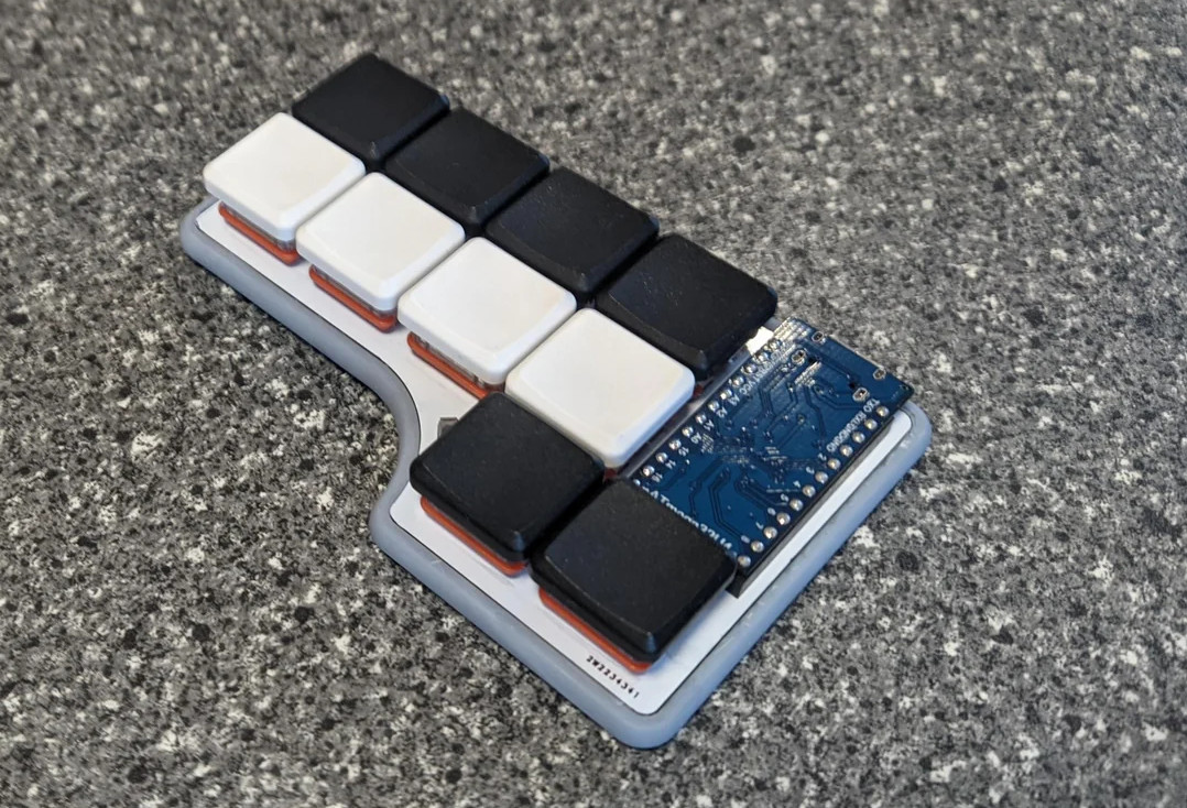 РИСАТЕНО (PNCATEHO), 10 клавишная аккордовая клавиатура под одну руку. Источник